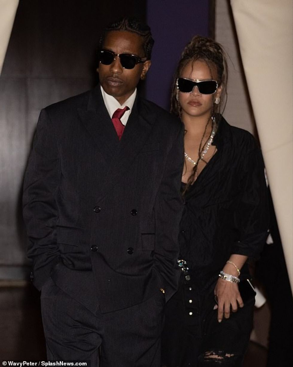 Rihanna, 35 vjeç dhe A$AP Rocky, 35 vjeç, bënë një dyshe me stil teksa koordinonin pamjet e tyre të shtunën, ndërsa po largoheshin nga hoteli Mercer në New York City.