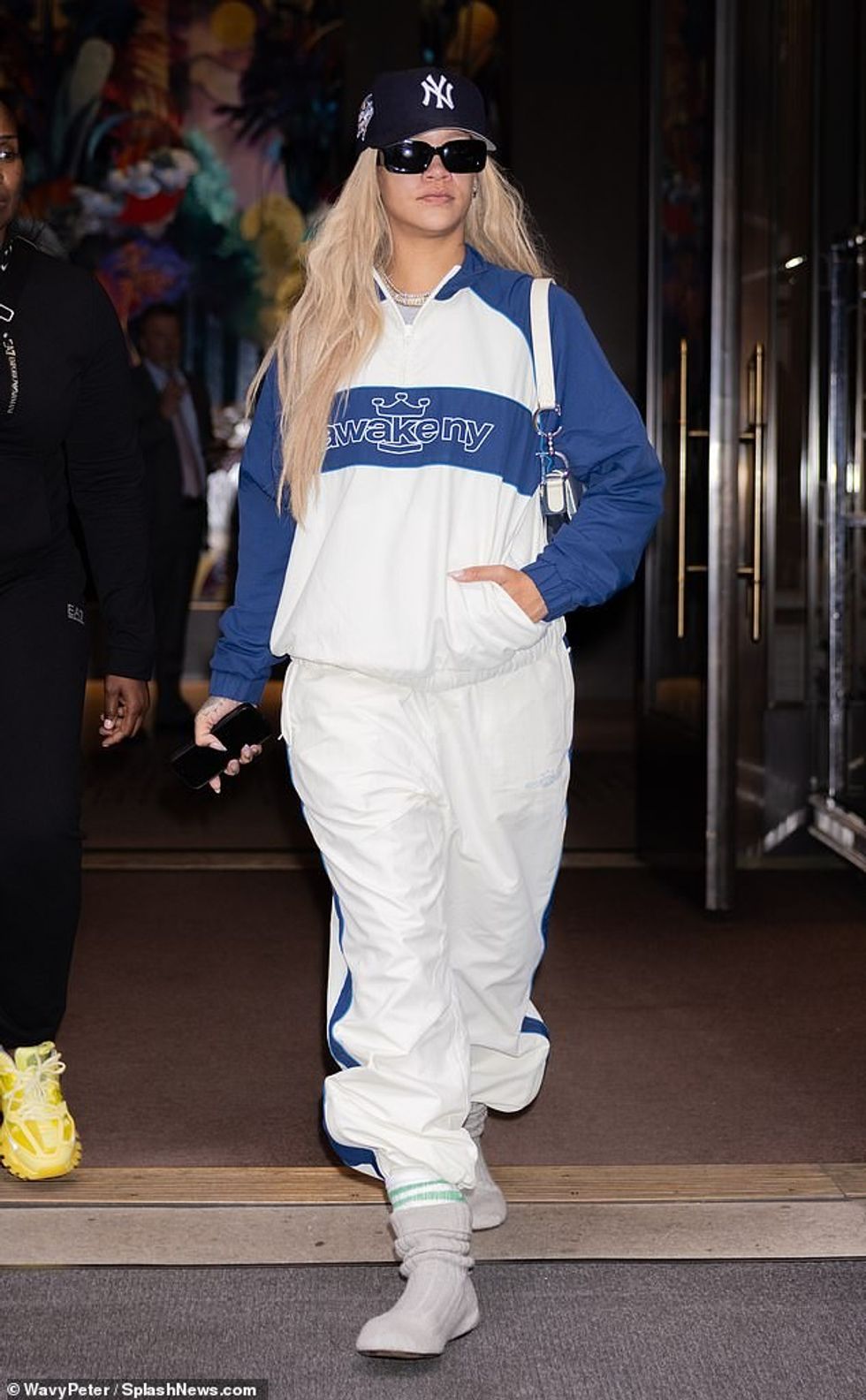 Rihanna, 36 vjeç, vendosi një ekran elegant ndërsa po dilte nga hoteli i saj në New York City të shtunën.