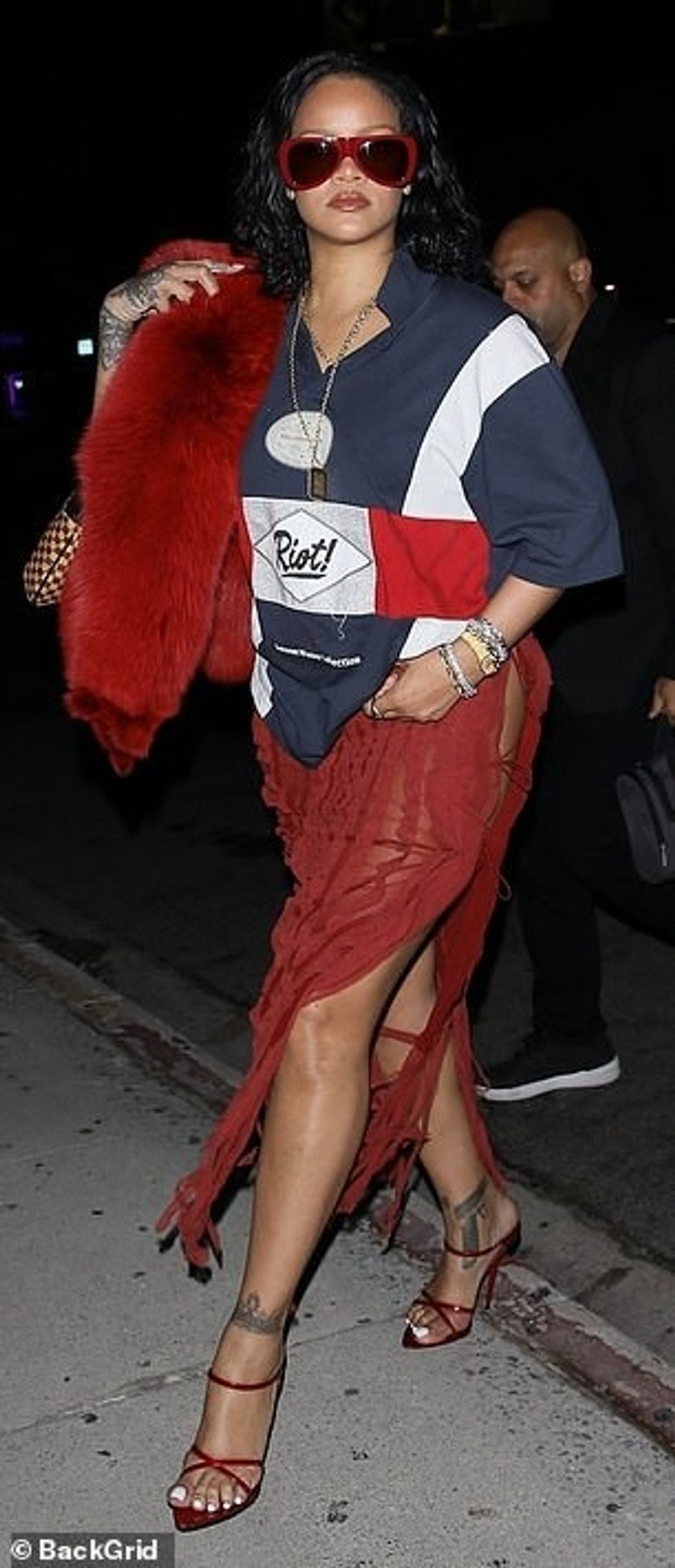 Rihanna bëri një ekran të pafytyrë teksa mbërriti në The Nice Guy në West Hollywood të mërkurën mbrëma