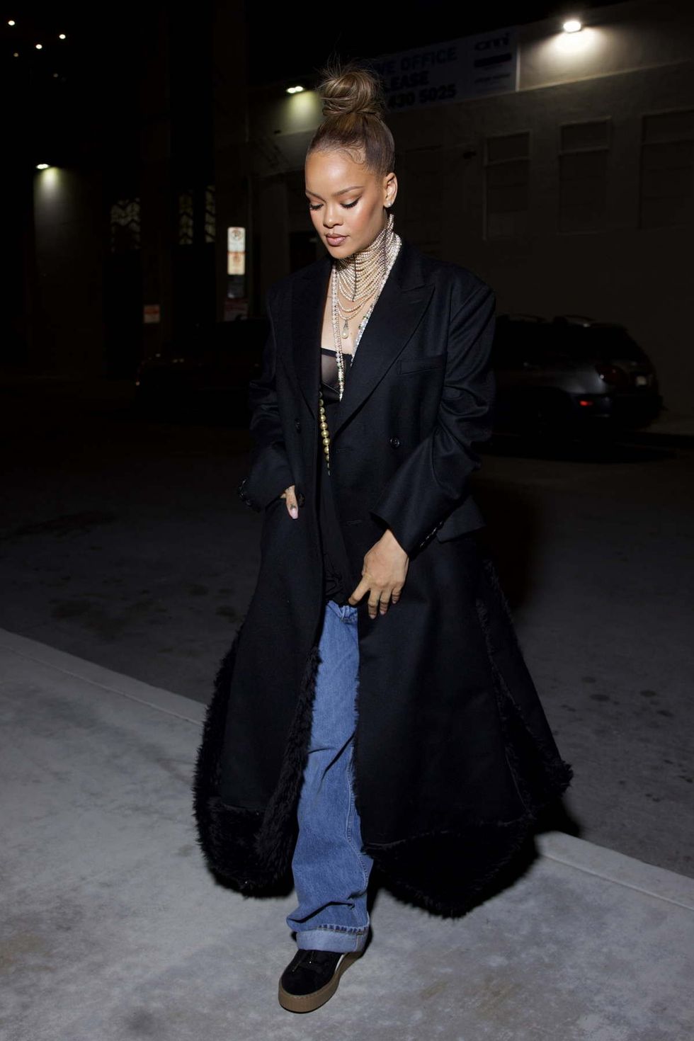 Rihanna cuts a stylish figure while stopping by Roc Nation office in Los Angeles 101223 4