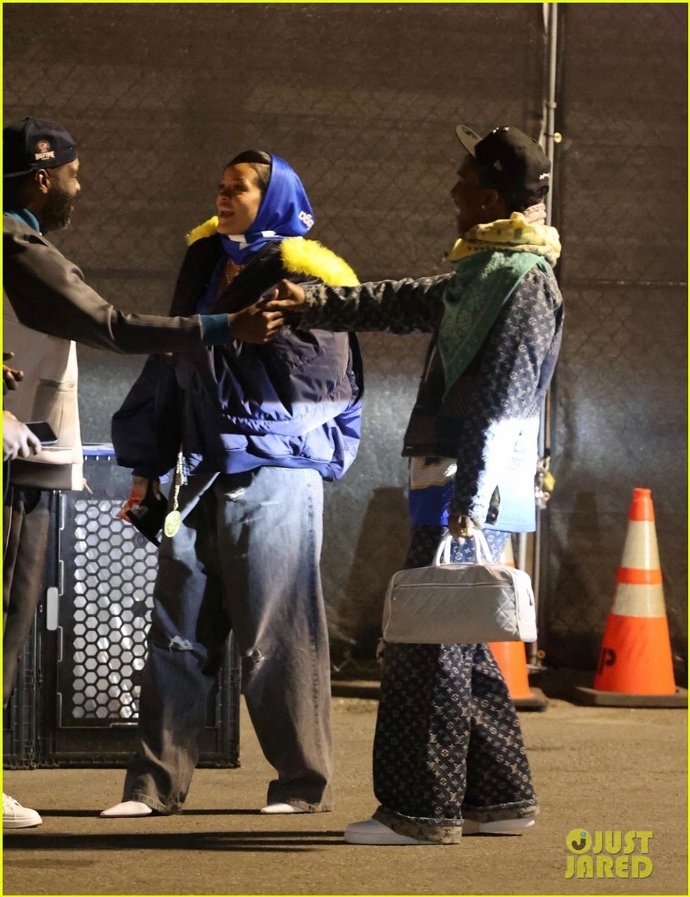 rihanna dress her baby bump in sheer top for super bowl 01