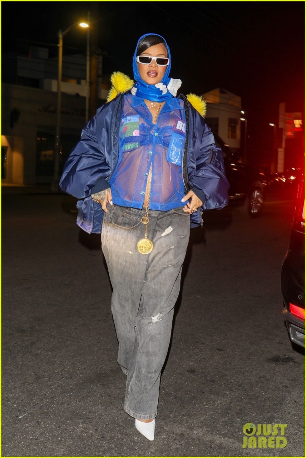 rihanna dress her baby bump in sheer top for super bowl 04