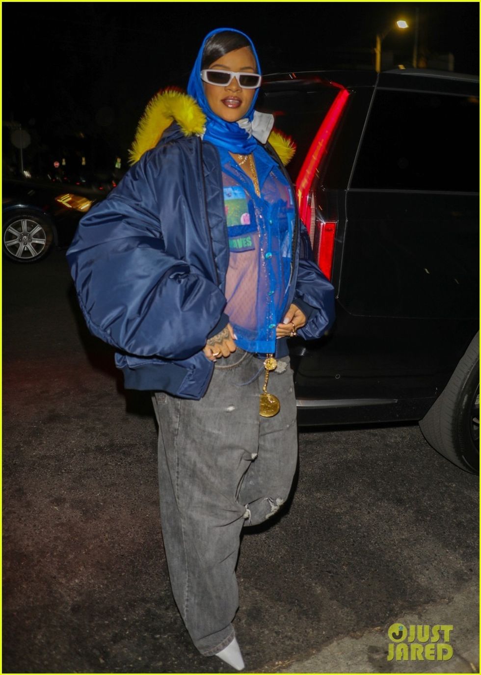 rihanna dress her baby bump in sheer top for super bowl 09