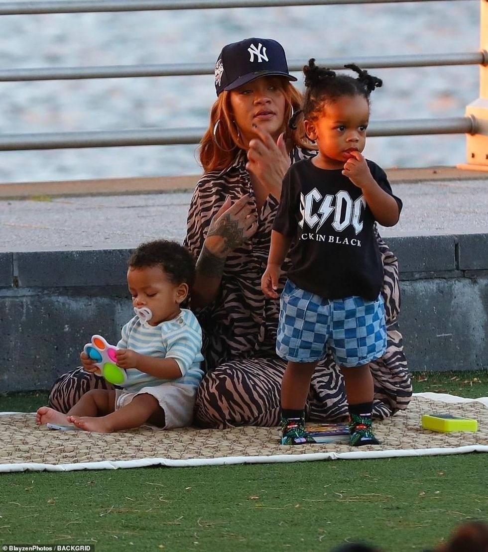 Rihanna dukej çdo centimetër mamaja e përzemërt teksa po trajtonte dy fëmijët e saj në një piknik në park të enjten.