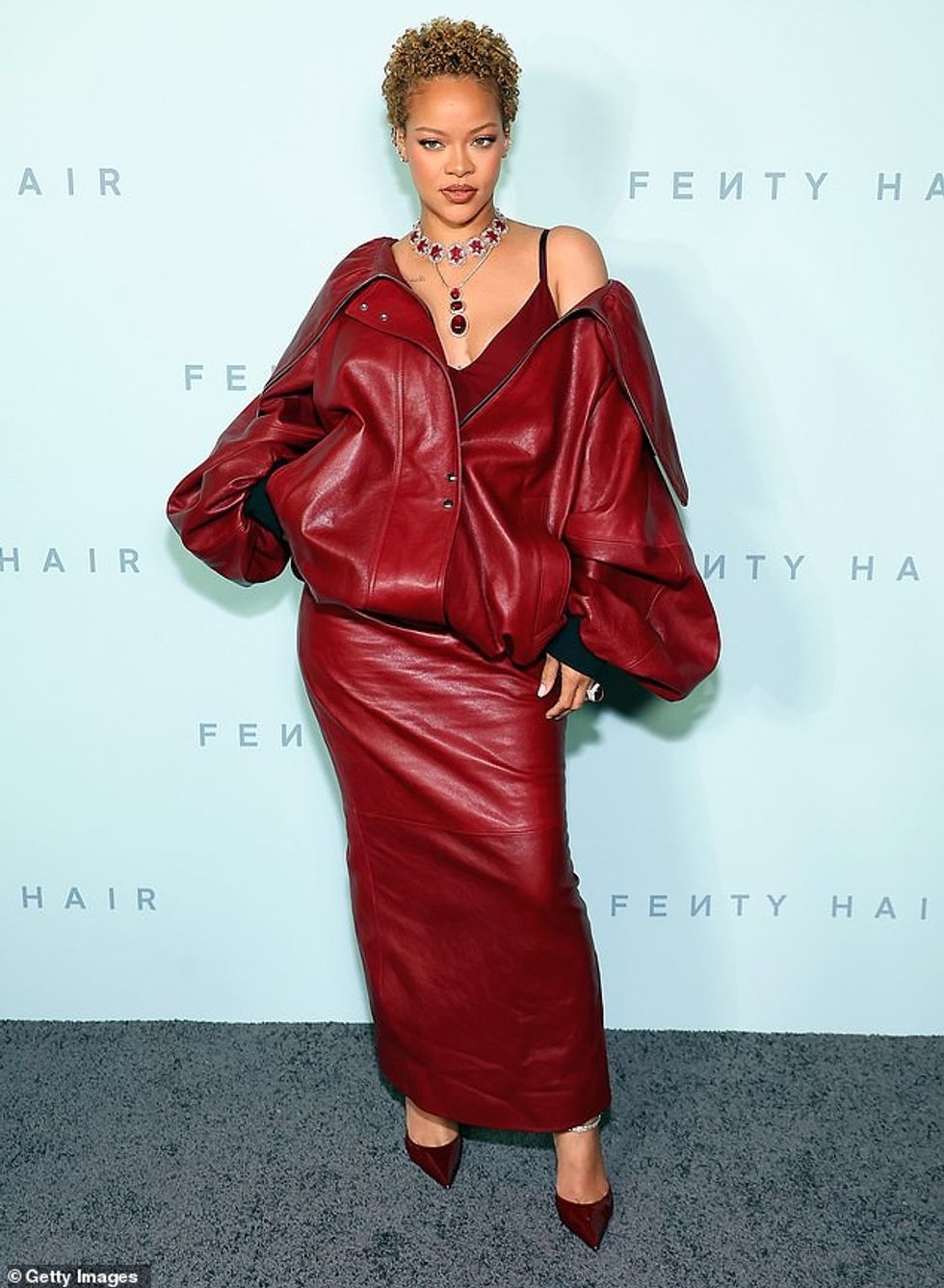 Rihanna dukej rrezatuese si kurrë më parë teksa tregoi flokët e saj natyral teksa merrte pjesë në prezantimin e Rihanna x Fenty Hair në Los Angeles të hënën.