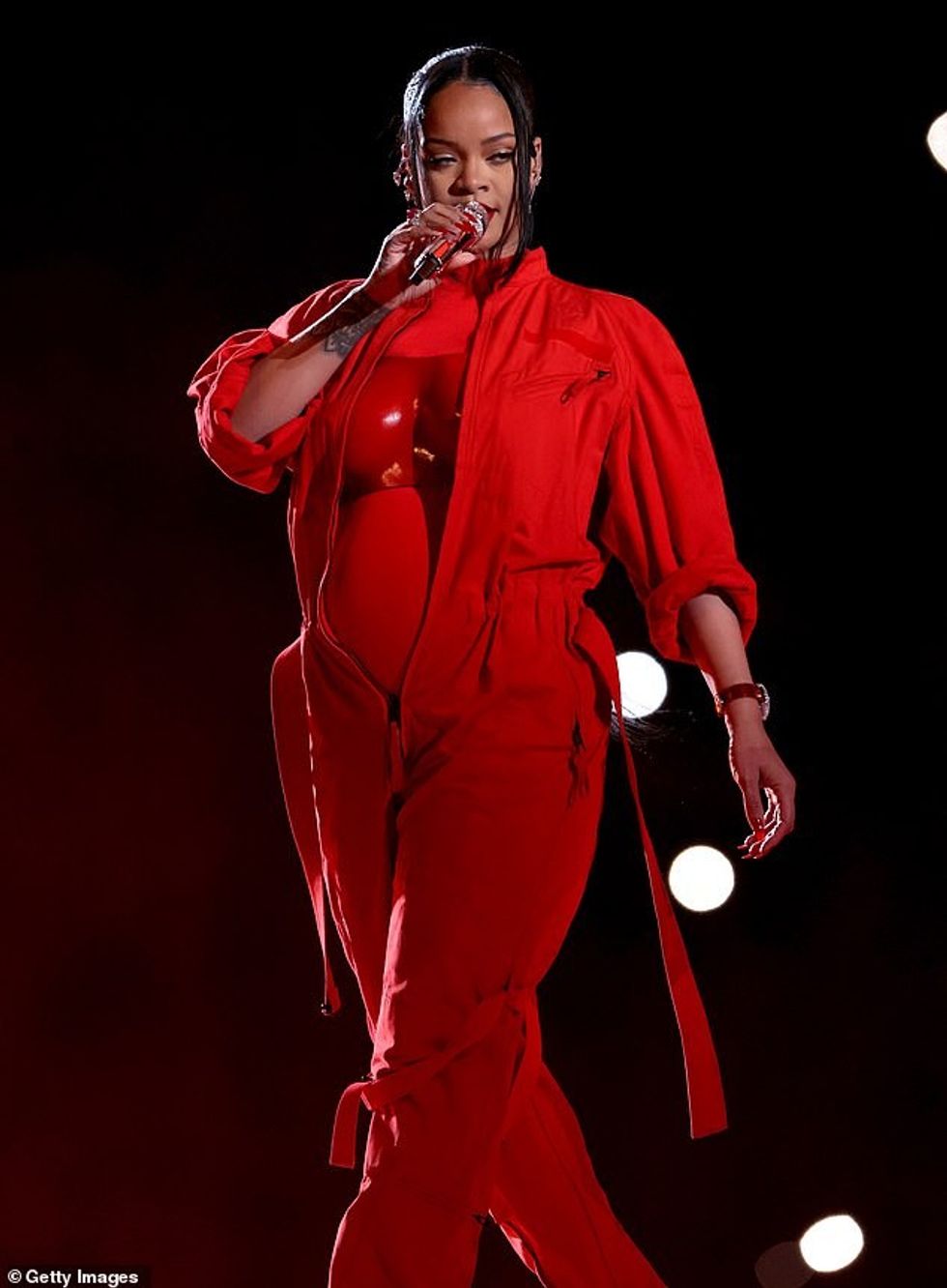 Rihanna gjithashtu dyshohet se po planifikon një turne masiv botëror dhe do të kryesojë Festivalin Glastonbury 2025 në Angli, pohoi burimi; foto në shkurt 2023 në shfaqjen e pjesës së parë të Super Bowl