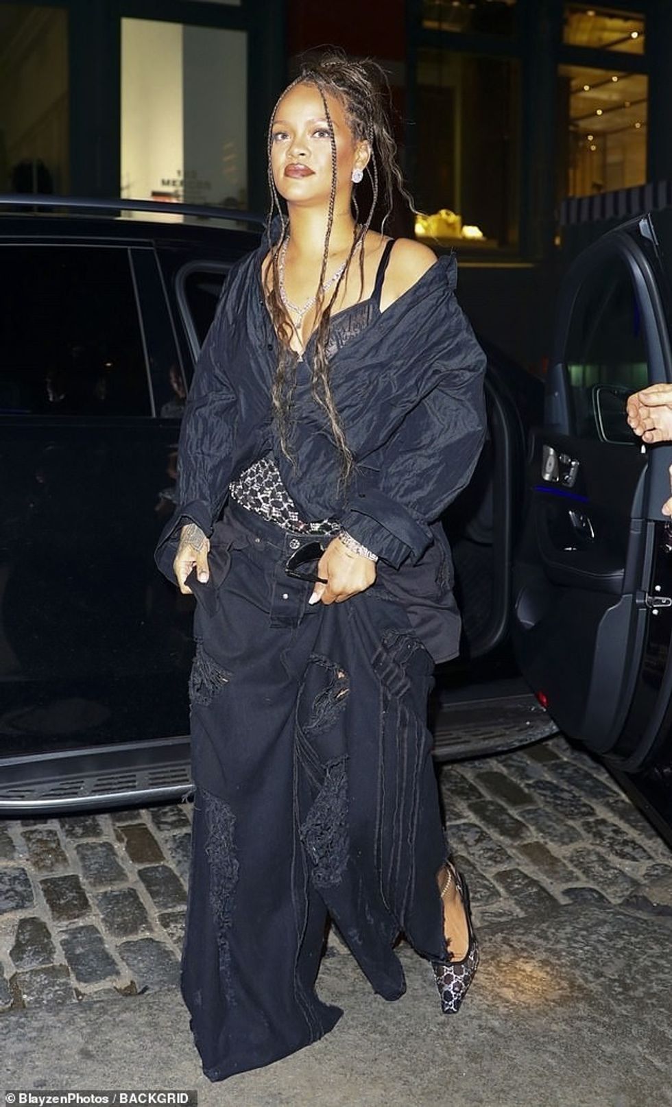 Rihanna shfaqi stilin e saj të veçantë të rrugës të shtunën mbrëma teksa doli në Nju Jork.