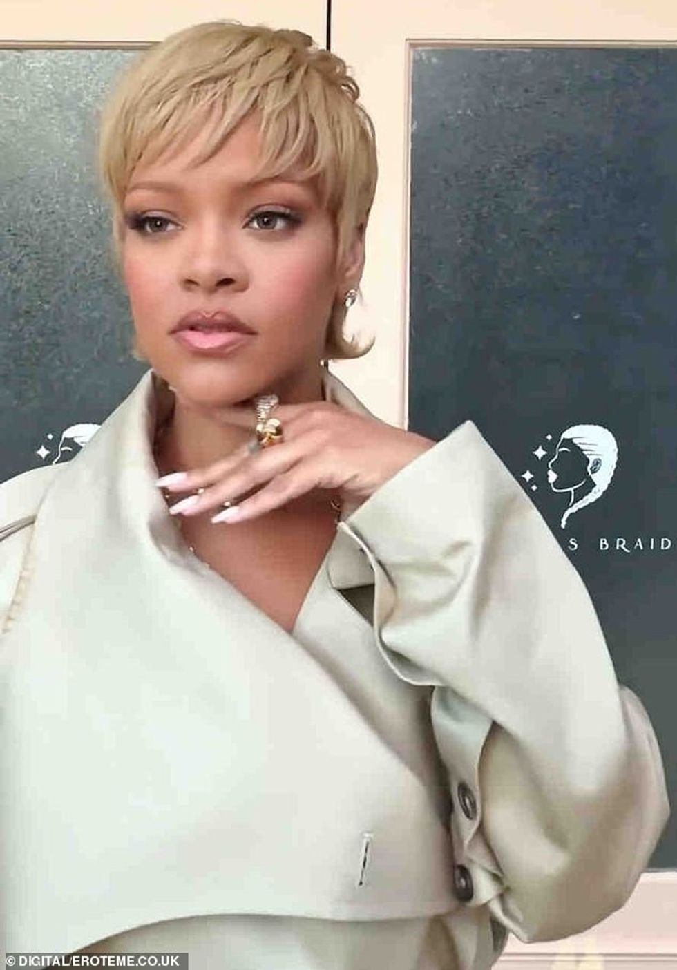 Rihanna shtoi për rënien e saj të flokëve, “Por unë gjithashtu mësova ta përqafoj këtë në vetvete. Kjo në fakt më bëri të bëhem pak më kreative dhe më e zgjuar me modelet e mia të flokëve'