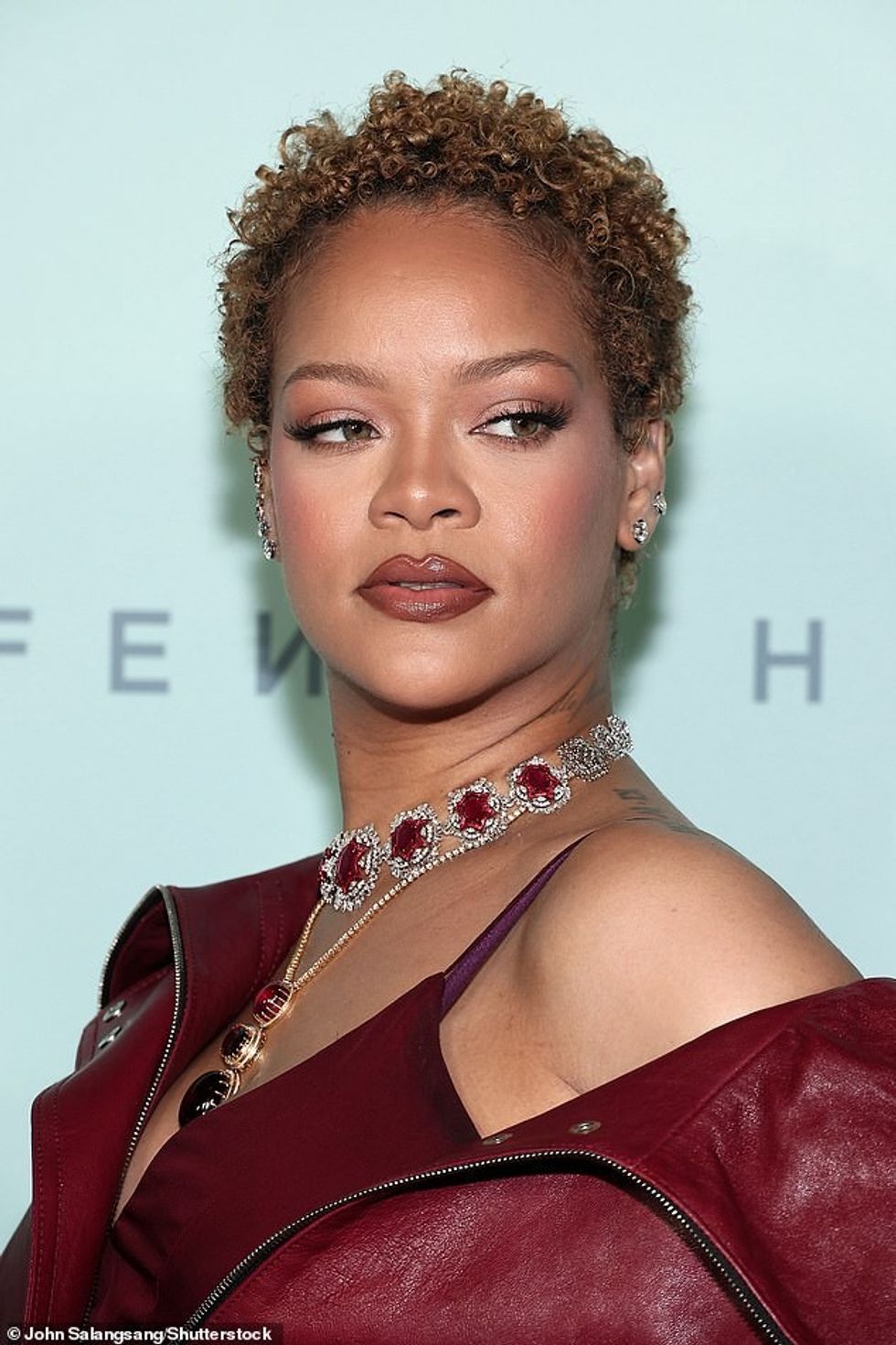Rihanna tërhoqi më tej vëmendjen për pamjen e saj me një gjerdan argjendi me bizhuteri të kuqe dhe një varëse të përshtatshme