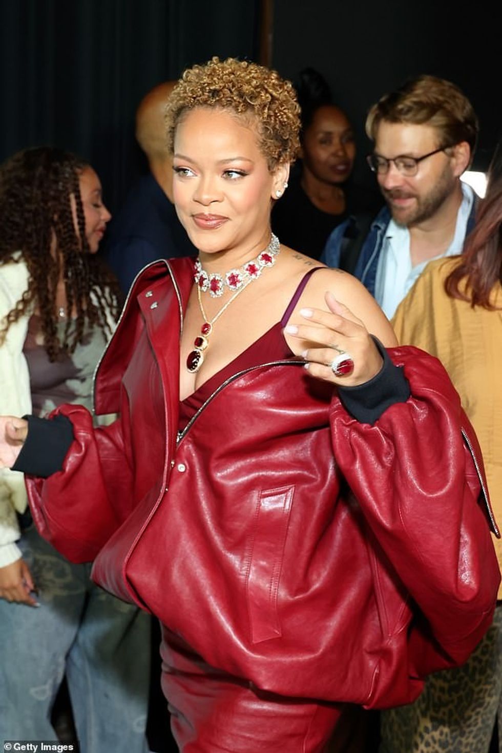 Rihanna u sigurua që të gjithë sytë ishin tek ajo teksa kishte veshur një fustan midi të kuq të thellë me një dekolte të ulët që nxirrte në pah figurën e saj plot nofulla.