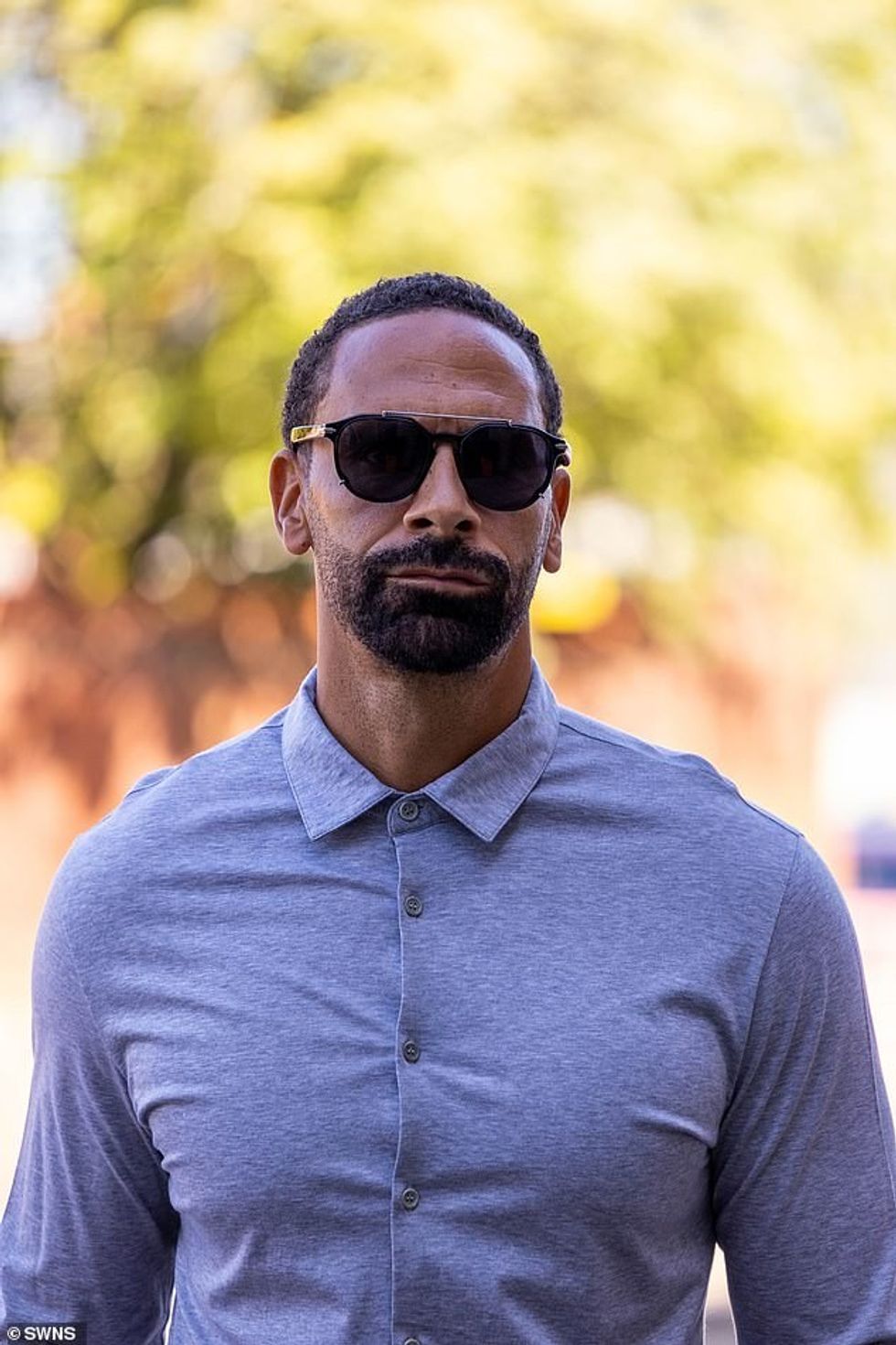 Rio Ferdinand ka mbërritur në gjykatë për të dhënë dëshmi kundër Jamie Arnold, 31 vjeç, në gjyq