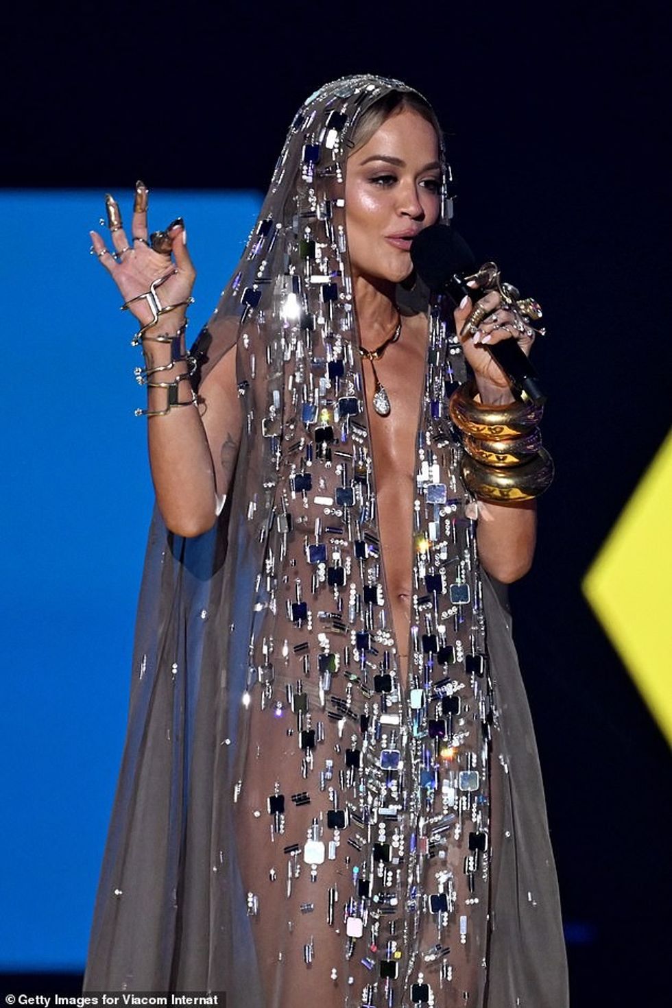 Rita shfaqi figurën e saj plot nofulla me zbukurime metalike të vendosura në mënyrë perfekte të shtuara për të ruajtur modestinë e saj