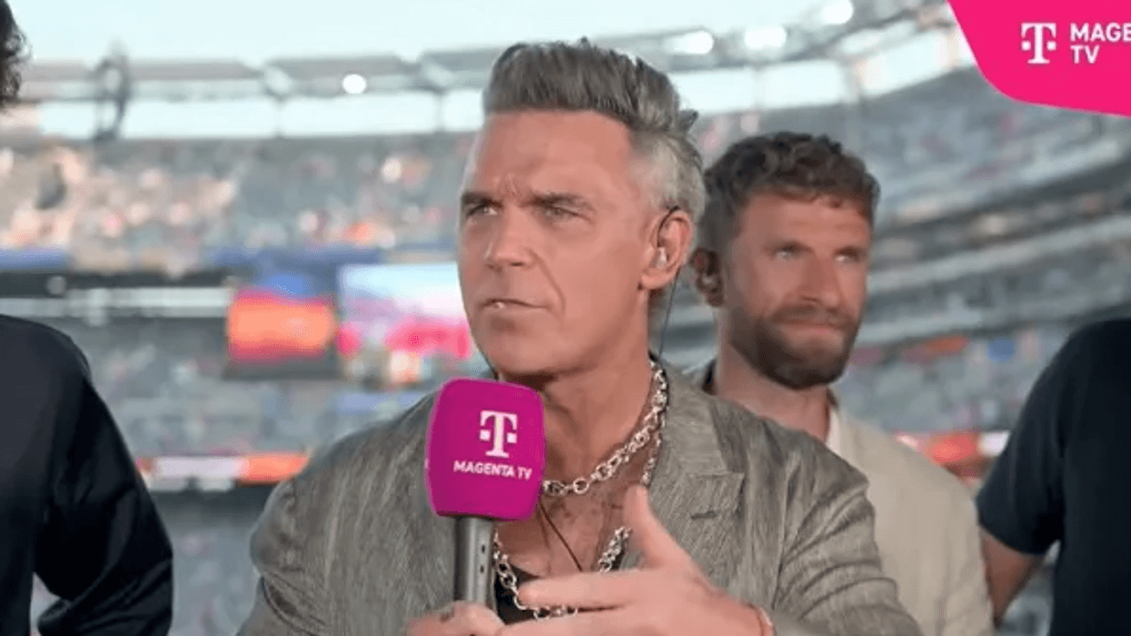 Robbie Williams sqaron videon virale nga intervista në finalen e Botërorit