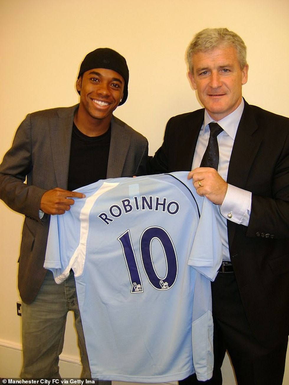 Robinho mban fanellën e tij me numrin 10 përkrah trajnerit të Man City në atë kohë Mark Hughes