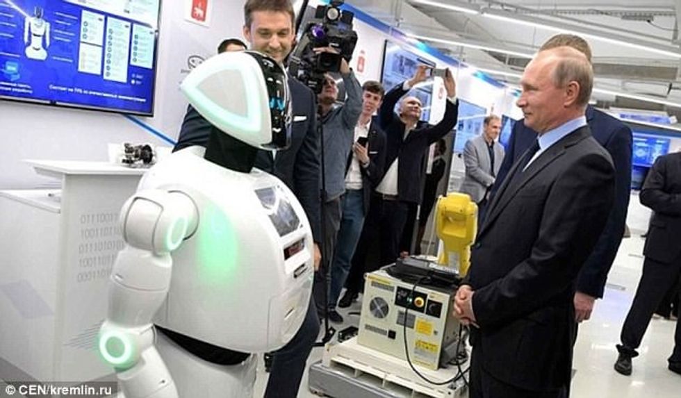 Roboti ndalon presidentin zgjati doren dhe e pershendeti foto 2