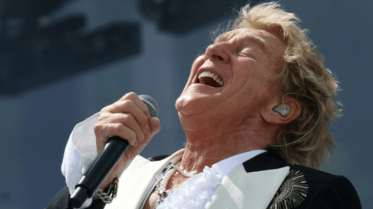 Rod Stewart rrëzohet në skenë, koncertin e përfundon ulur në karrige Rod Stewart rrëzohet në skenë, koncertin e përfundon ulur në karrige