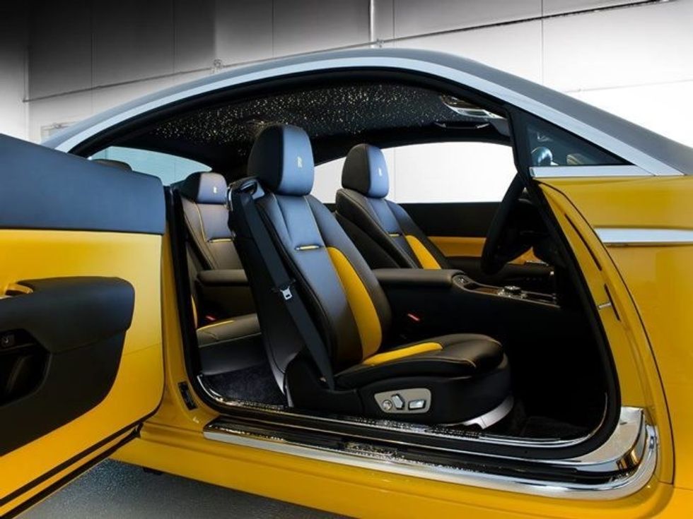 Rolls Royce Wraith i mbuluar me ngjyre te verdhe ari foto 3