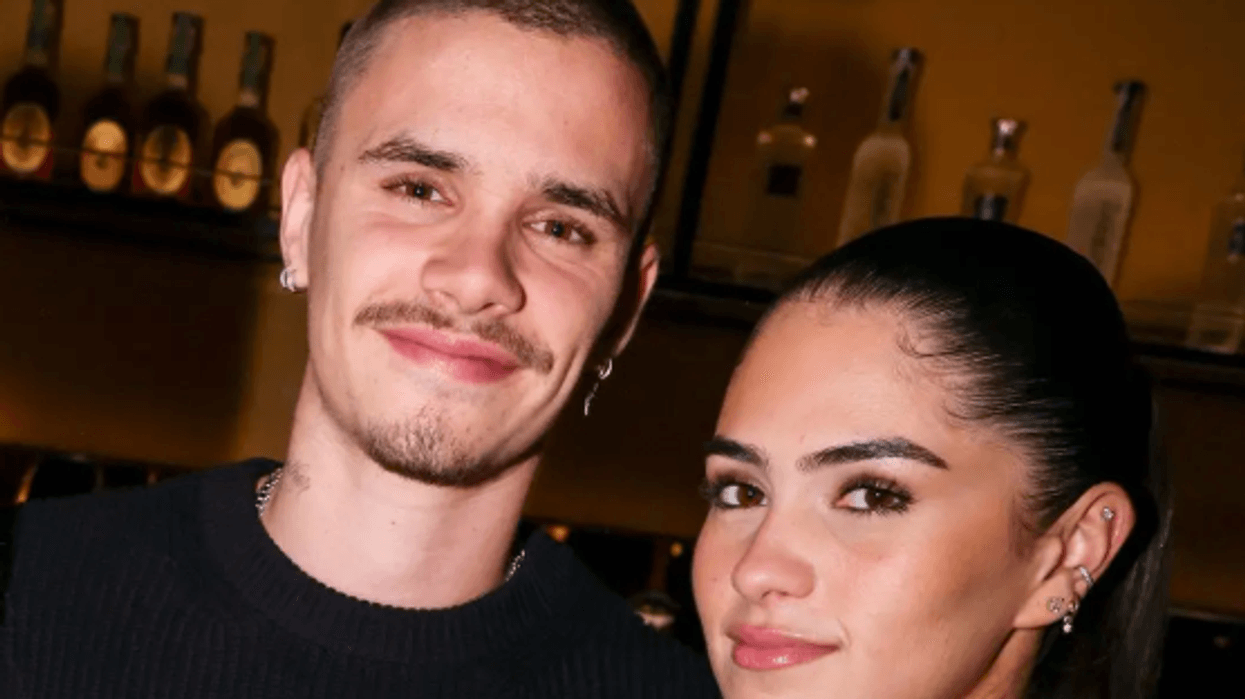 Para performancës në Sunny Hill, Kim Turnbull befasohet me një buqetë më trëndafila nga Romeo Beckham