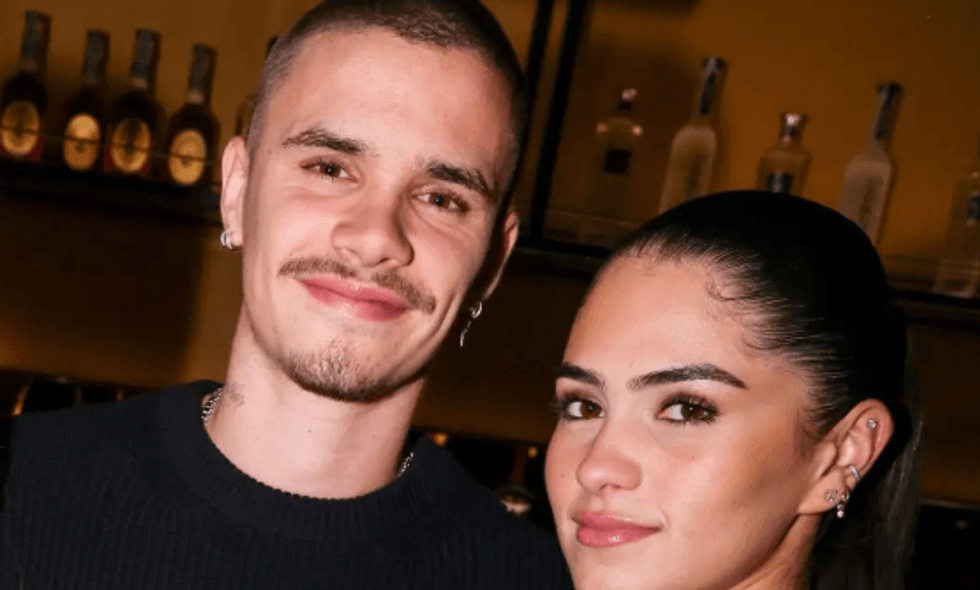 Para performancës në Sunny Hill, Kim Turnbull befasohet me një buqetë më trëndafila nga Romeo Beckham