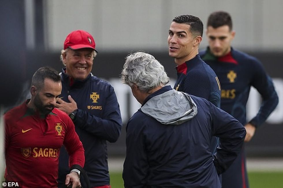 Ronaldo dhe trajnerët e Portugalisë u shfaqën të gjithë me humor të mirë përpara se të shkonin në Kupën e Botës