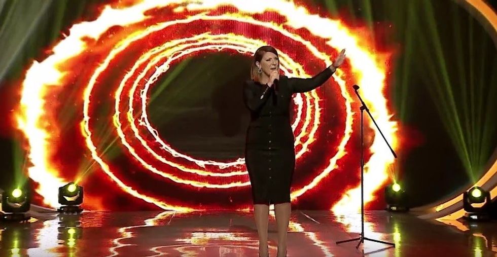 Rosela Gjylbegu gjatë interpretimit të këngës