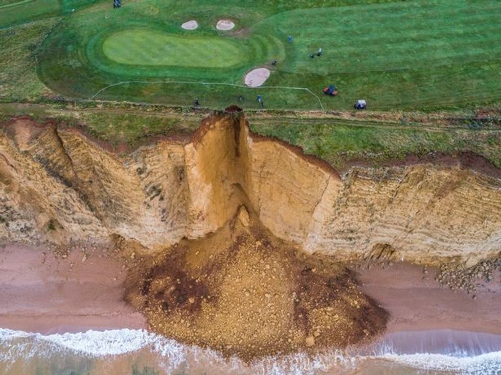 Rrezikoi jetën duke luajtur golf prane shkembit qe sapo eshte shembur foto 2