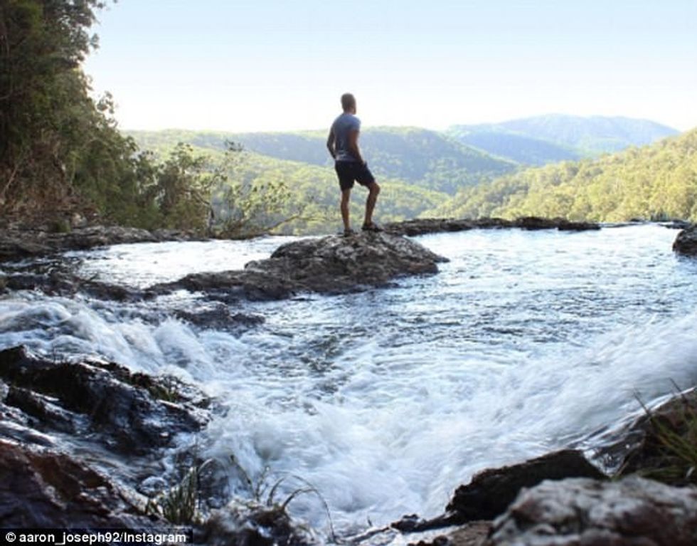 Rrezikojnë jetën mbi ujëvarën e lartë 105 metra vetem per te bere nje fotografi foto 2