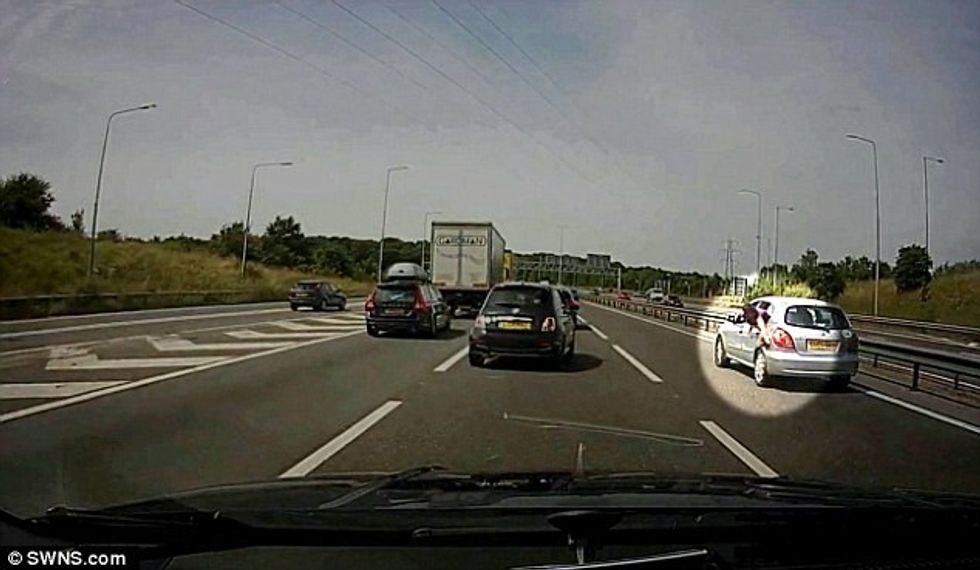 Rrezikon jetën duke dalë nga dritarja e veturës per te mbyllur kapakun e rezervuarit foto 3