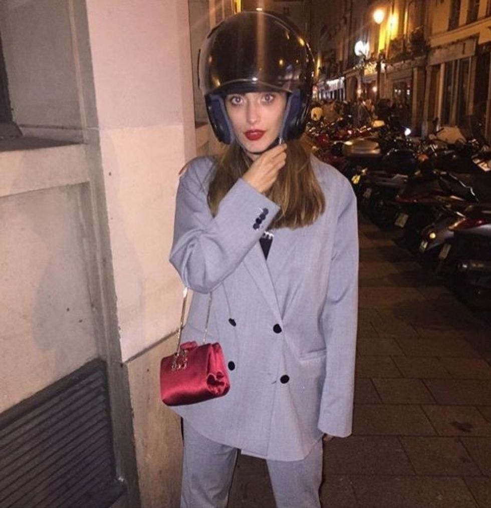 Rroba të hirta + çanta ngjyrë të zjarrtë