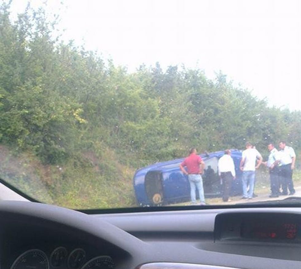 Rrotullohet vetura në magjistralen Prishtinë Pejë afer fshatit Zajm te Klines foto 2