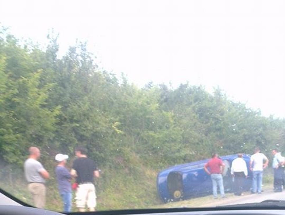 Rrotullohet vetura në magjistralen Prishtinë Pejë afer fshatit Zajm te Klines foto 3