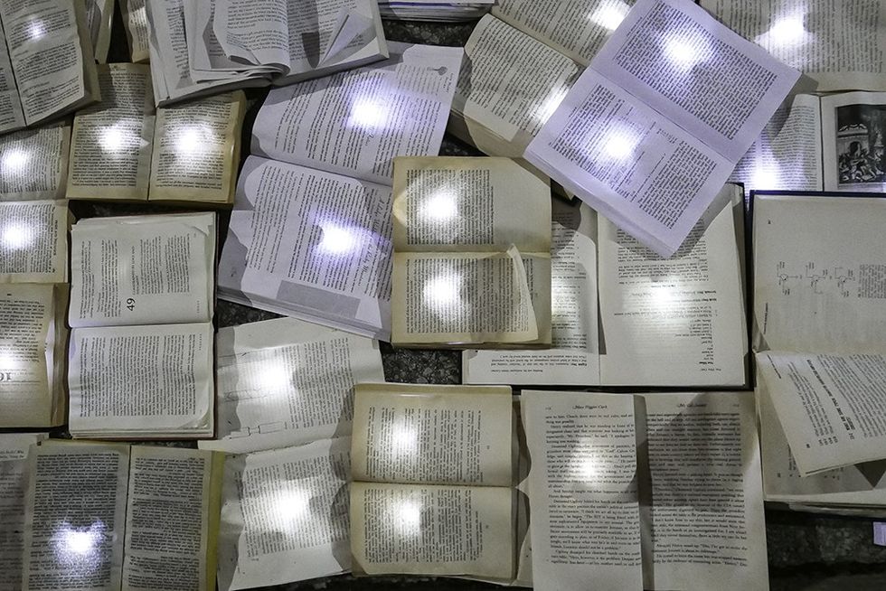 rruga-mbushet-me-libra-si-pjese-e-nje-instilacioni-artistik-foto-2