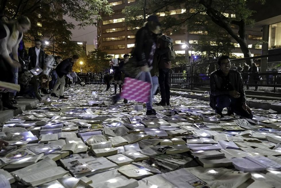 rruga-mbushet-me-libra-si-pjese-e-nje-instilacioni-artistik-foto-5