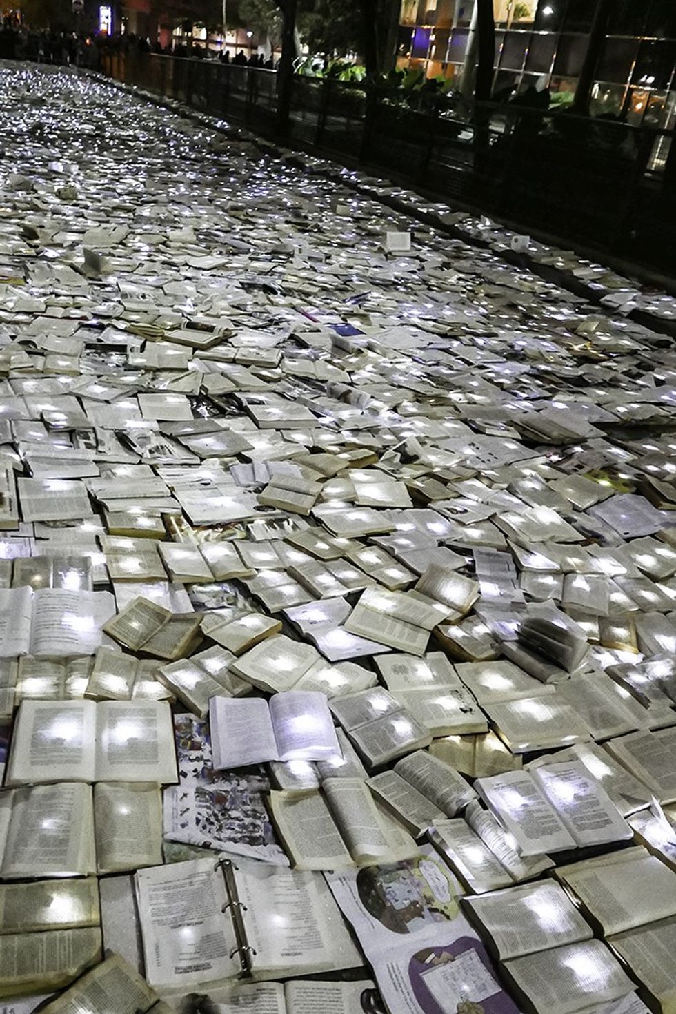 rruga-mbushet-me-libra-si-pjese-e-nje-instilacioni-artistik-foto-7