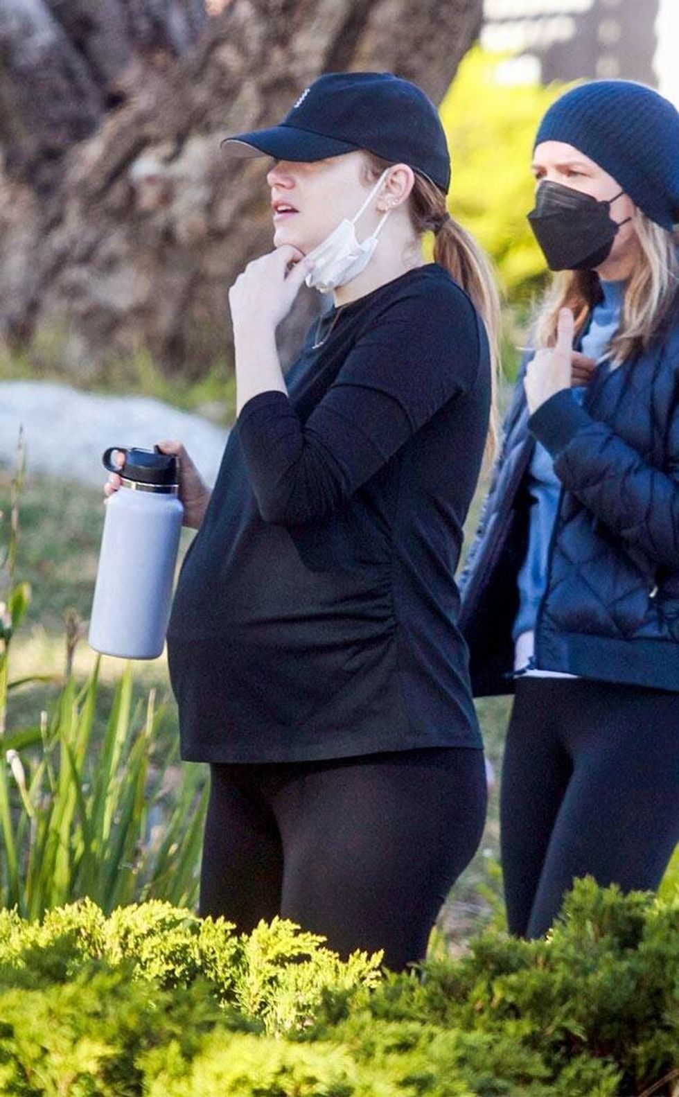 rs 210104173932 634 emma stone pregnant walking mh