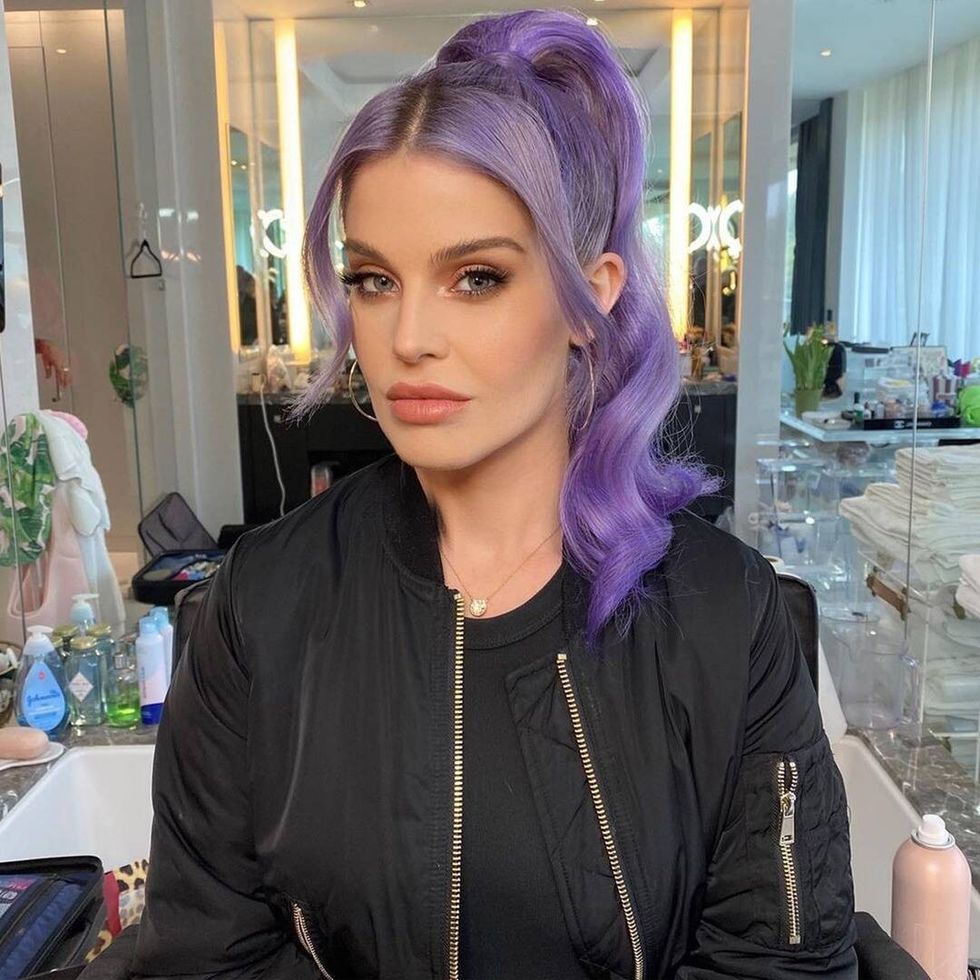 rs 210525033502 1200 Kelly Osbourne Purple Hair Natural Makeup 052521