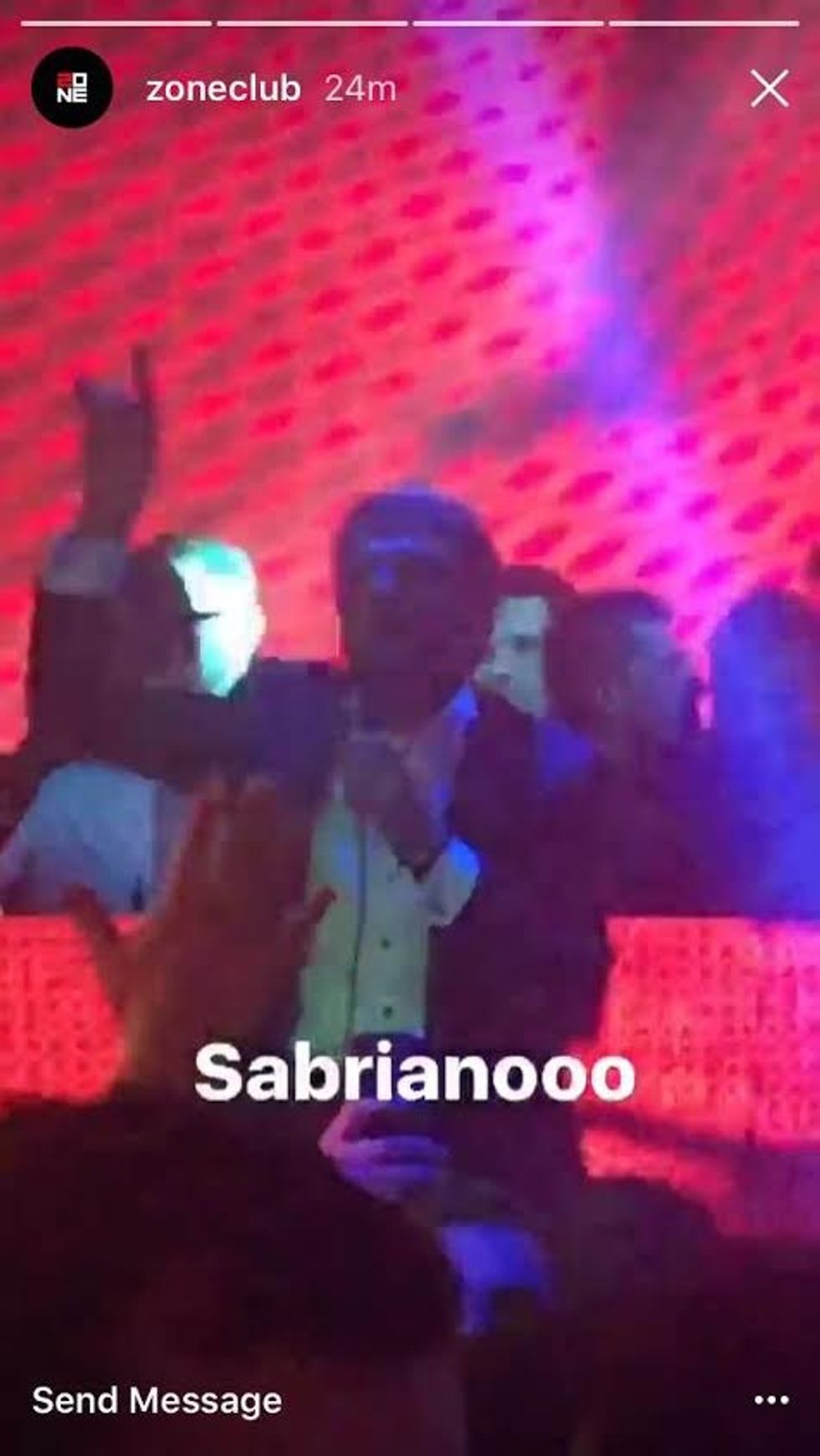 Sabriano ndezi publikun. Mosha nuk është relevante për të. Foto: InstaStory