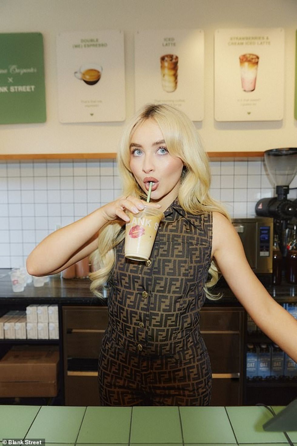 Sabrina Carpenter bëri një paraqitje surprizë në një kafene Blank Street në Londër të hënën për të punuar në një turn barista.