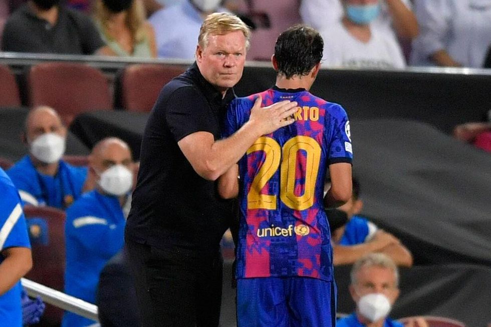 saludo entre koeman y sergi roberto en el duelo de champions 001 1