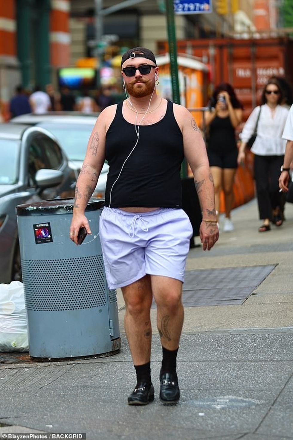 Sam Smith u shfaq në një skenë të çuditshme me pantallona të shkurtra dhe mokasina vjollcë, ndërsa shijuan një shëtitje verore solo nëpër rrugët e Nju Jorkut të premten.