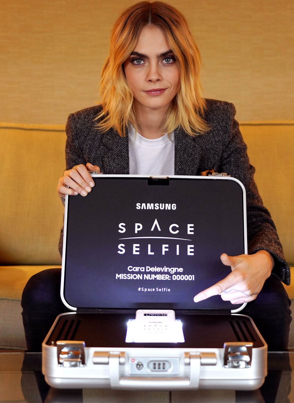 Samsung SpaceSelfie CaraDelevingne 01 e1571323749486