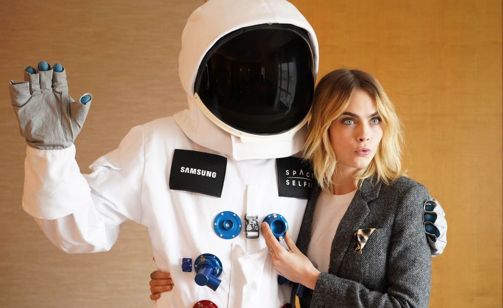 Samsung SpaceSelfie CaraDelevingne 02