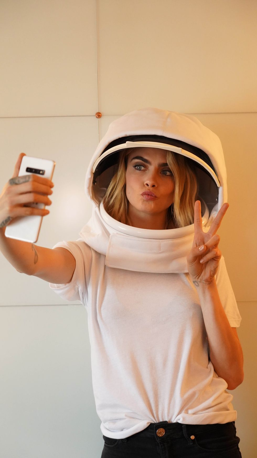 Samsung SpaceSelfie CaraDelevingne 03