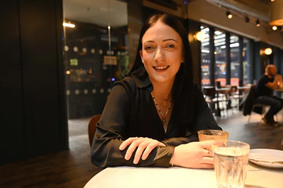 Sarah Adair, 30 vjeç, i shërbeu asit të futbollit dhe më vonë iu bashkua atij gjatë natës së tij jashtë