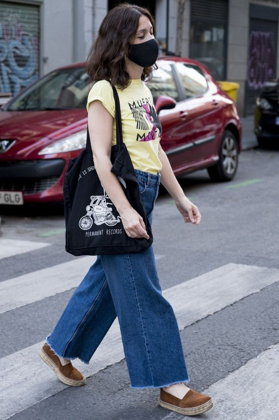 sarai wears a catalina castanon face mask second hand news photo 1594760679