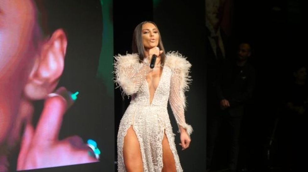 sarkici genta ismajli kiyafetiyle odul torenine 12748001 5958 m