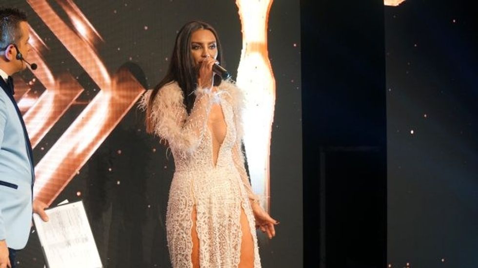 sarkici genta ismajli kiyafetiyle odul torenine 12748001 6055 m