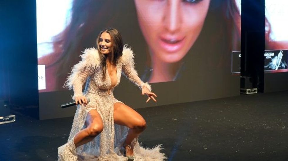 sarkici genta ismajli kiyafetiyle odul torenine 12748001 9681 m