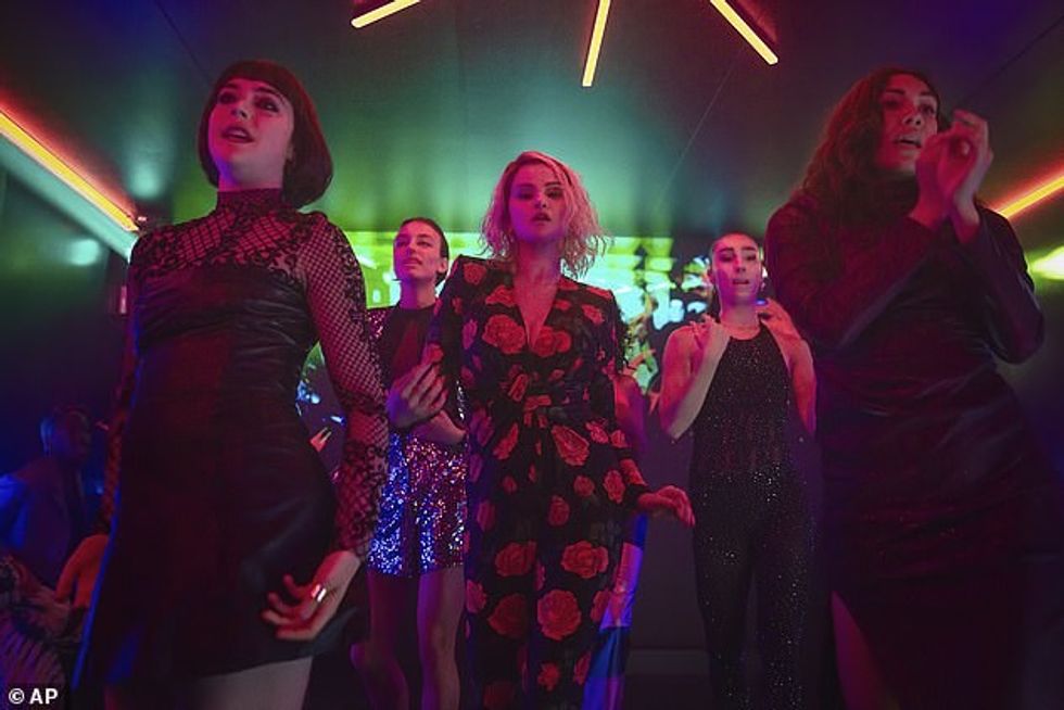 Së bashku me Gomez, yjet e tjerë që u përfshinë në komedinë muzikore të krimit përfshijnë Zoe Saldana, Karla Sofia Gascon, Edgar Ramirez dhe Adriana Paz.