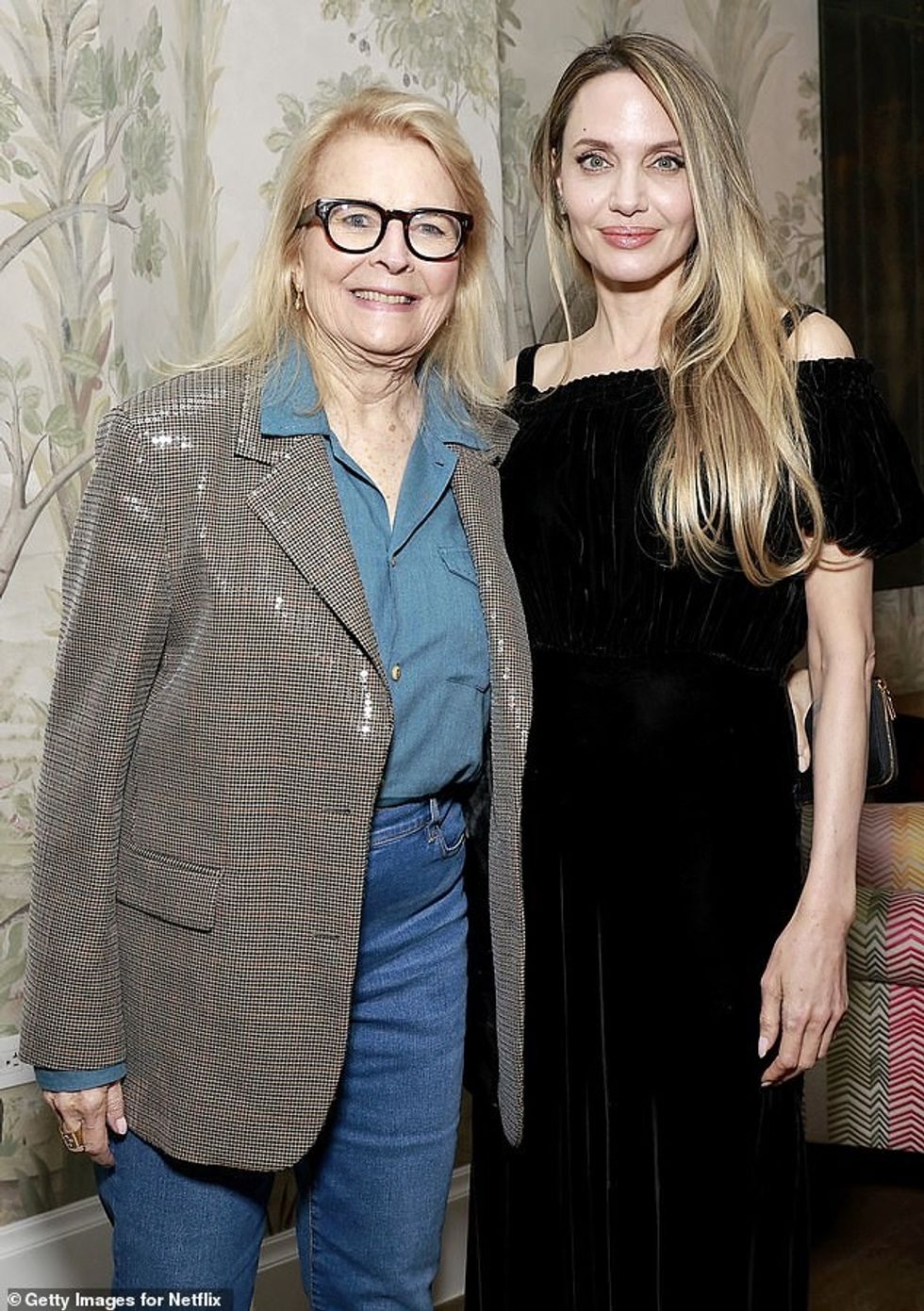 Së fundmi, ajo mori pjesë në një shfaqje të projektit në Crosby Street Hotel në NYC të hënën dhe u kryqëzua me Candice Bergen (shihet më lart)